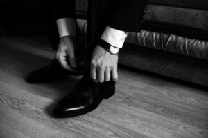 mężczyzna wiąże buty do garnituru