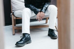 Stylizacje z glanami - jak nosić te buty?