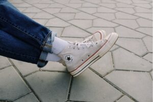 Stylizacja z wysokimi trampkami – jak je nosić, by zawsze wyglądać modnie?